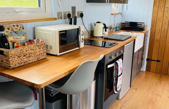 Bespoke luxury huts with hot tubs. Located in the black mountains.