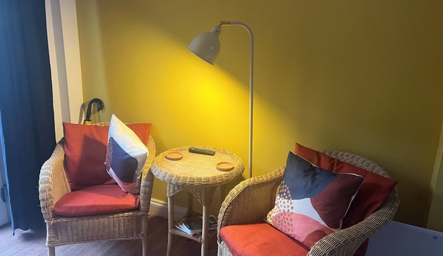 Bespoke studio with patio, driveway parking, sea, South Downs on the doorstep,