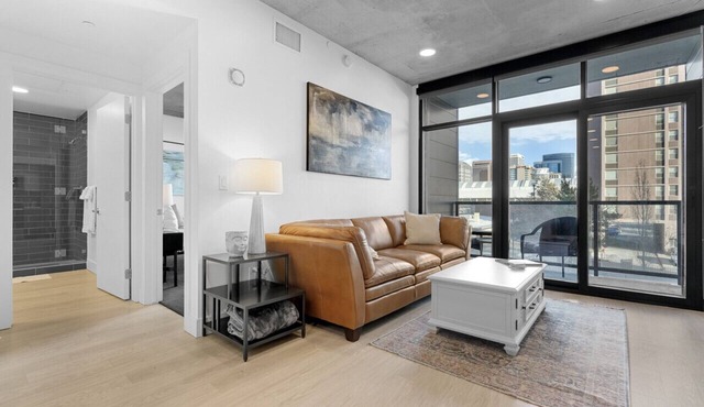 Best Amenities Pool/Htub/Gym/Pking Downtown Views!