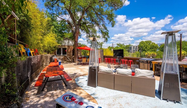 Best ATX Location + Patio w 65"TV & Cowboy Pooln