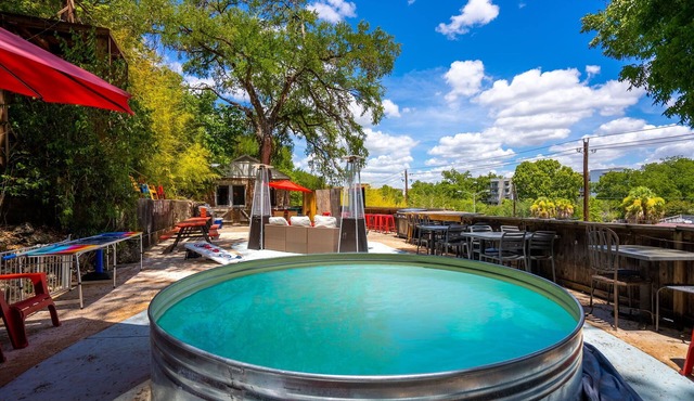《Best Austin Location ❤Huge Patio w HEATED Cowboy Pool & 65" TV❤ Skyline Views》