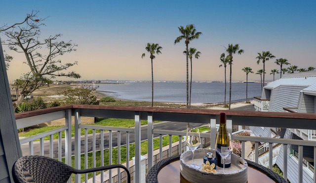 Best beach and bay views in a beautiful and cozy townhome in the Cays