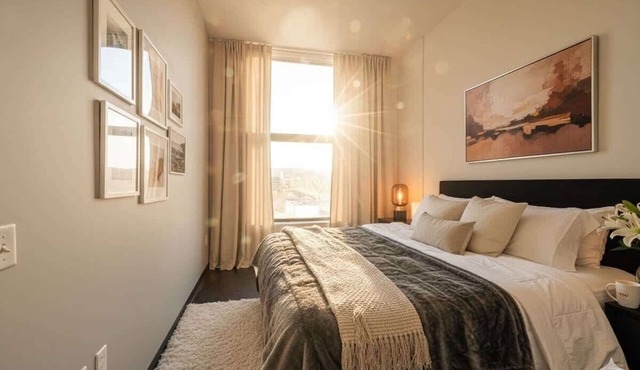 Best Bridge Views Loft Downtown | Walk To Arena