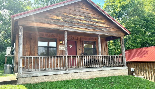 Best Catch #49 Cabin in town, walking distance to the courthouse square.