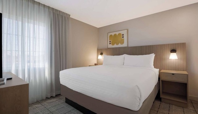 Best Choice! 1BR Suite with Full Kitchen, BBQ Area, Parking, Pets are Welcome!