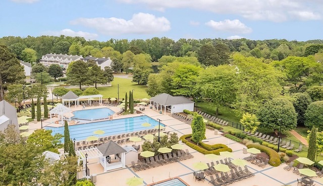 Best Choice! Free Parking, Indoor & Outdoor Pools, Unit w/Full Kitchen!