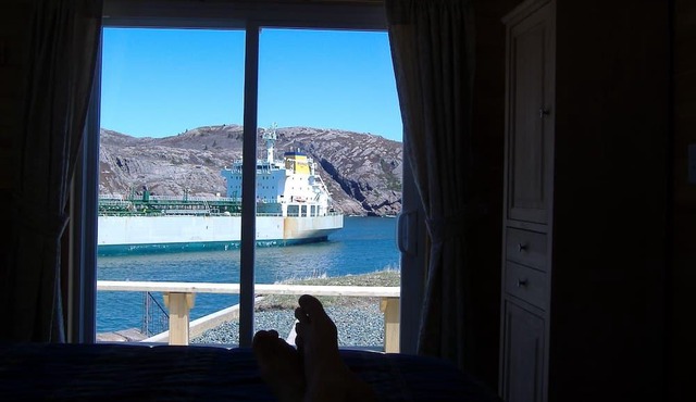 BEST CITY VIEWS, COTTAGE WITH LARGE DECK, ON THE HARBOUR. MININUM 31 DAY STAY