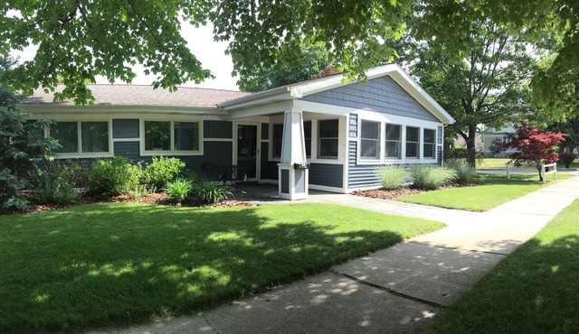 Best Coast Cottage - Just a block and a half to the beach!