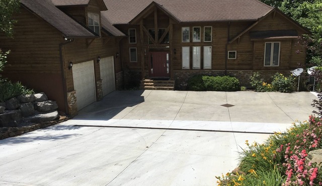 Best deck and dock around, Hot Tub, Fire Pit, Game Room, 2 Kitchen, XL Ice Maker
