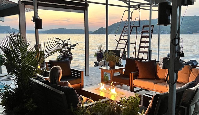 BEST dock on lake. New Hot Tub 2024. 4 BDRM, SLEEP 15.Aargh You Here Yet?