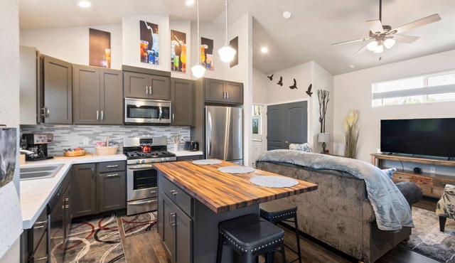 Best Downtown Getaway 4 blocks from main street food bars and shopping
