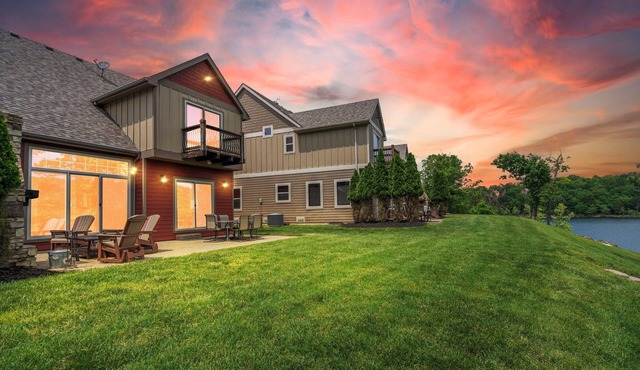 Best Family Friendly Getaway! Luxury Lakefront Villa Dock, Pools, Free Resort Amenities