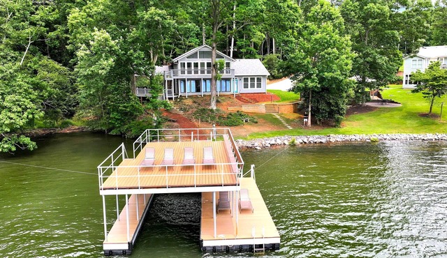 Best Lake Lanier Cove! Great lake views. Huge covered deck. Easy walk to dock