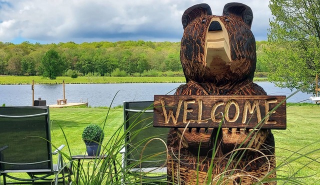 BEST LAKEFRONT OASIS IN POCONOSnBEACH, HOT TUB, KAYAKS GAME ROOM, ON 1 ACRE