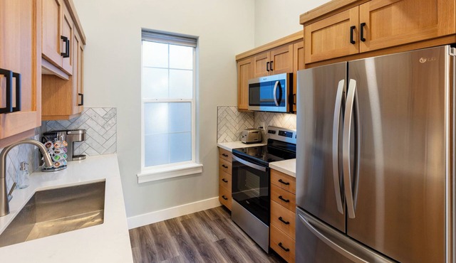 Best location! New cozy 2 BR unit 2 minutes from Big Cottonwood!