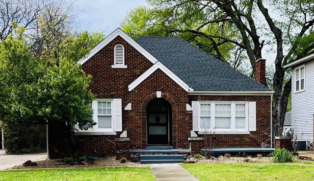 Best Location, comfy bungalow just a10 min.walk to OU Stadium or Campus Corner