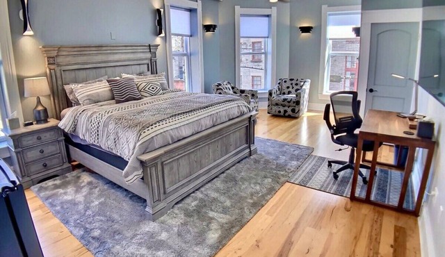 Best Location Downtown + Parking + Amazing Shower