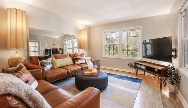 BEST LOCATION DOWNTOWN, DESIGNER FURNISHINGS