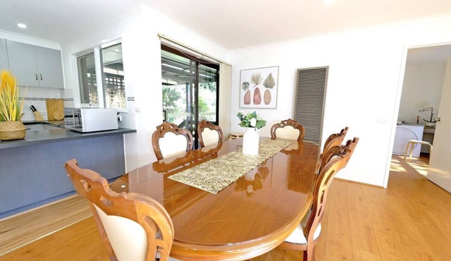 Best Location Entire House Huge parkland doorstep