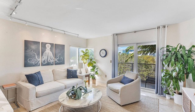 BEST LOCATION 🏖️FAMILY FRIENDLY w BALCONY - 1 BLOCK to BEACH Parking & Laundry