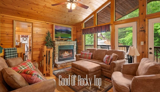 Best Location/HotTub/Resort Pool/Game Rm/Fast WiFinDollywood 2 minutes away!
