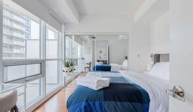 Best Location in Toronto! Sleeps 6 Overlooking Scotiabank Arena!