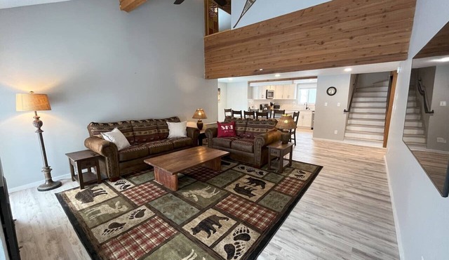 Best Location @ Jay: 2024 Reno, Ski-in/Out next to Waterpark & Rink, A/C & Dogs