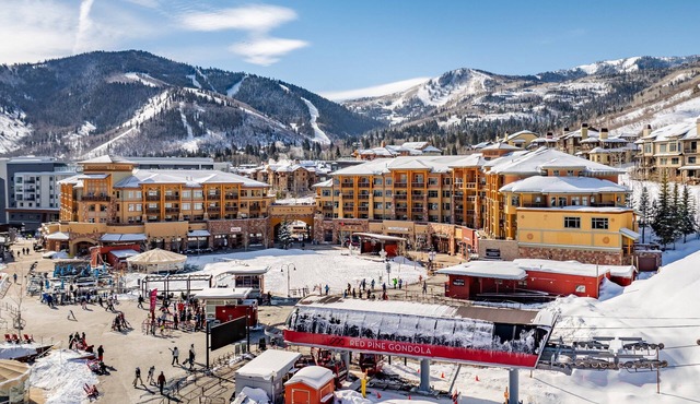 Best Location, Larger Upgraded 1 Bedroom, Pool, Ski in Ski Out C104