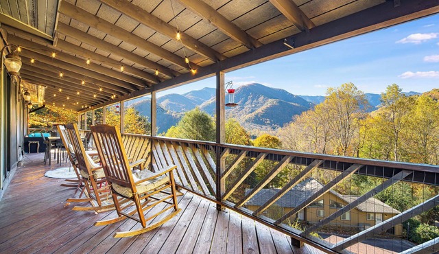 Best Location - Maggie Valley Cabin w/Hot Tub!