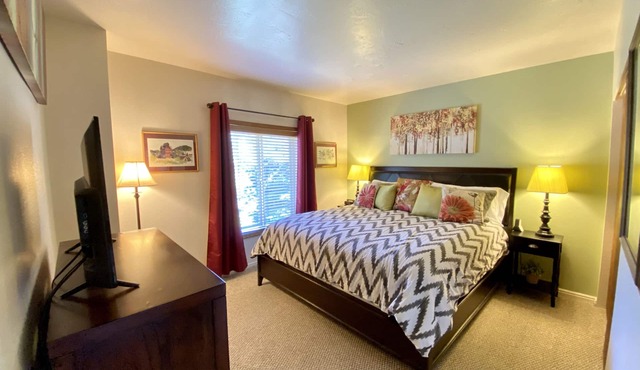 BEST LOCATION Main St Town Lift Sleeps 6-8 Heated Pool & Hot Tub Free Parking