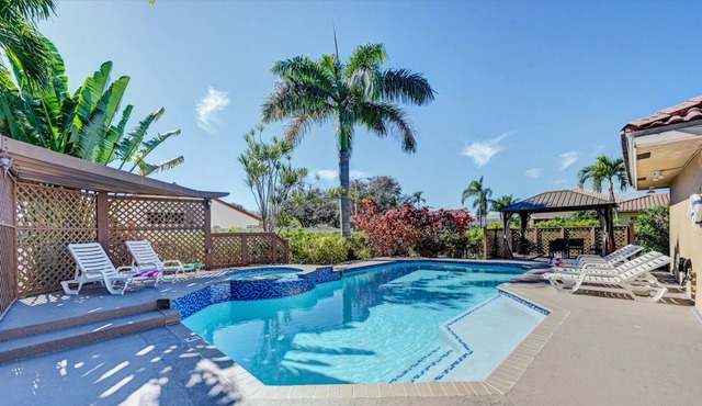Best Location, Minutes From The Beach & Casino, Large 5BR Home, Heated Pool