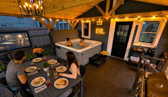 Best Location! NEW HOT TUB/Games/Bar/Yard/Outdoor Movie Theater/Etc!