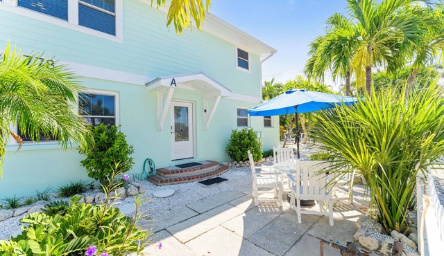 BEST LOCATION! NORTH END OF ANNA MARIA, FL , STEPS TO BEACH & DINING - UNIT A