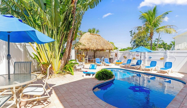 BEST LOCATION! NORTH END OF ANNA MARIA, FL STEPS TO BEACH & DINING - UPPER UNIT
