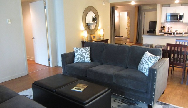 Best Location ~ Pike Pl Market 1 Blk ~ Walk to Stadiums ~ Sleeps 8, 6 adults max