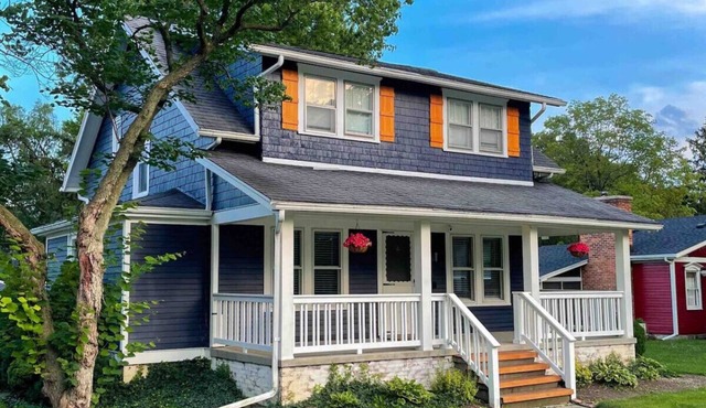 Best Location, Renovated, Walk Uptown! - 3br/3ba