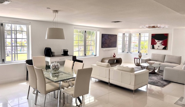 ⭐️⭐️⭐️⭐️⭐️Best Location! Vacation in Paradise on Ocean Dr with Direct Beach View