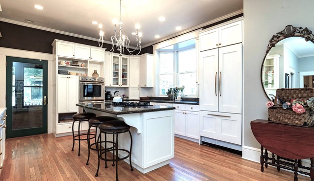 Best Location! Walk, Shop & Eat on Summit, Grand & Selby; Sleeps 15!
