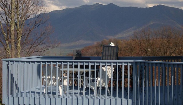 BEST MTN VIEWS ! POOL HOT TUB SAUNA NEW GRANITE CABINETS! WEBER GAS GRILL WIFI