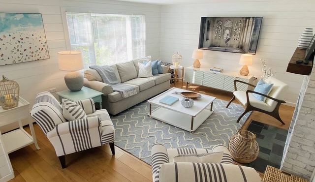 BEST OF ALL WORLDS! Beach, Lake, Town, Bike, and Comfort.