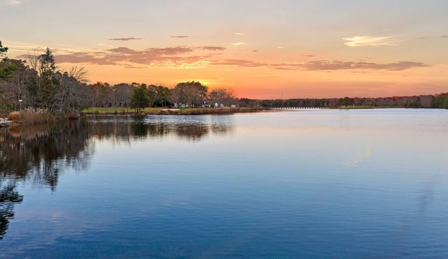 Best of Both Worlds Lakefront Getaway. 7 Miles from Long Beach Island