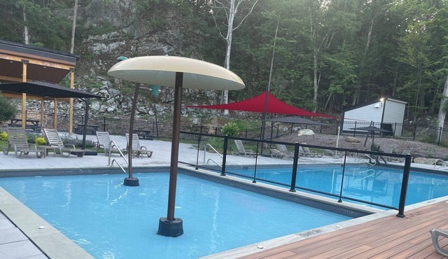 Best of both worlds! Steps from the chairlift & a dock on the Memphrémagog lake