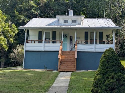 Best of both worlds, private yet convenient, Clifton forge 17 mi, Roanoke 31 mi, Covington 30 mi, Daleville 17 mi ,Lexington 42 mi