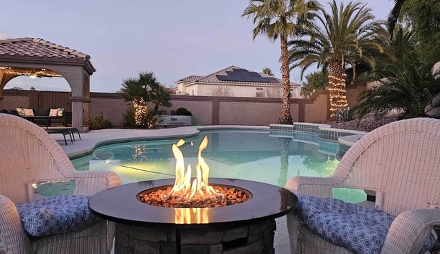 BEST OFF-STRIP LUXURY Las Vegas House, 5 Bdrm, GIANT Pool, 1/4 Acre, 65-85" TVs
