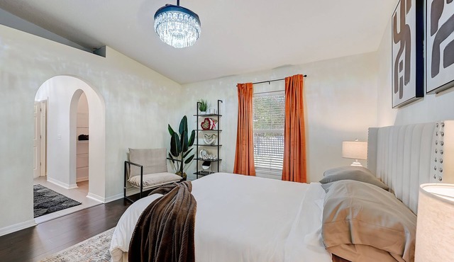 BEST on the WEST HomeNr Shopping/Food/DWTN with Games &Private Yard