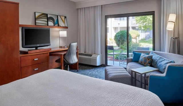 Best Pick! With Indoor Pool, Pets are Welcome with Fee, Courtyard View!