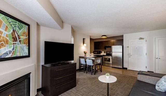 Best Place to Unwind! Pet-friendly 2BR Suites with Full Kitchen, Free Breakfast!