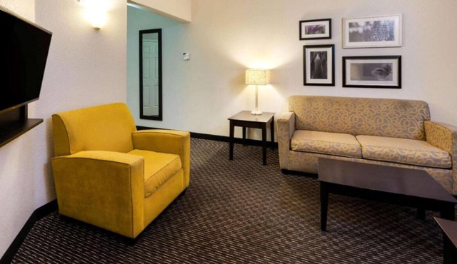 Best Place to Unwind! 3 Beautiful Units, Onsite Pool, Free Breakfast