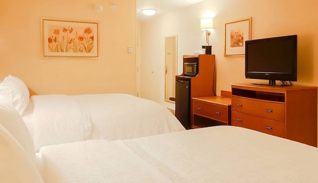 Best Place to Unwind! 3 Comfortable Units, Onsite Pool, Free Breakfast!