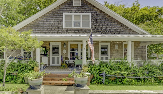 Best Porch in Swansboro! 1 Block to Front Street. Dog friendly.